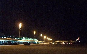Au parking, un Boeing 777 de British Airways s'apprête à repartir